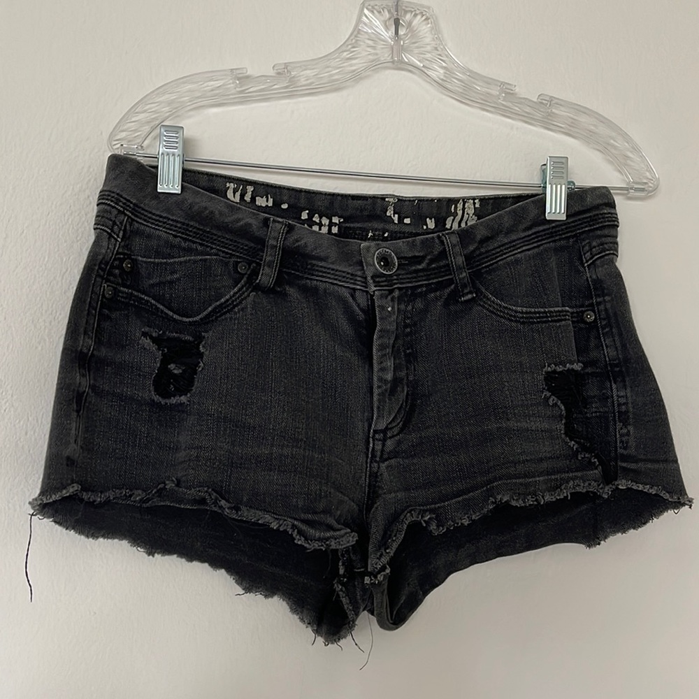 DISTRESSED JEAN SHORTS